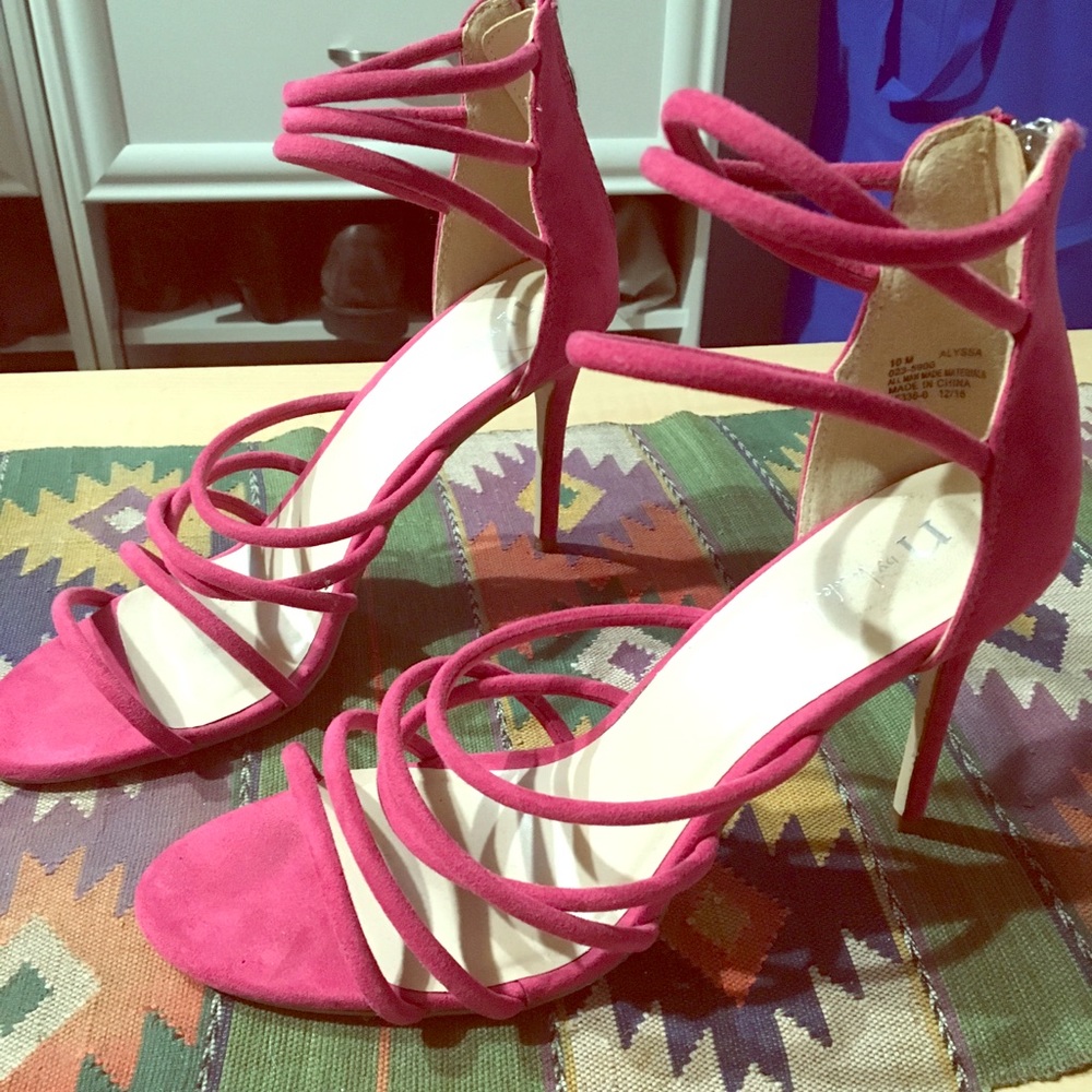 Beautiful maroon Nicole Miller heels with zipper.